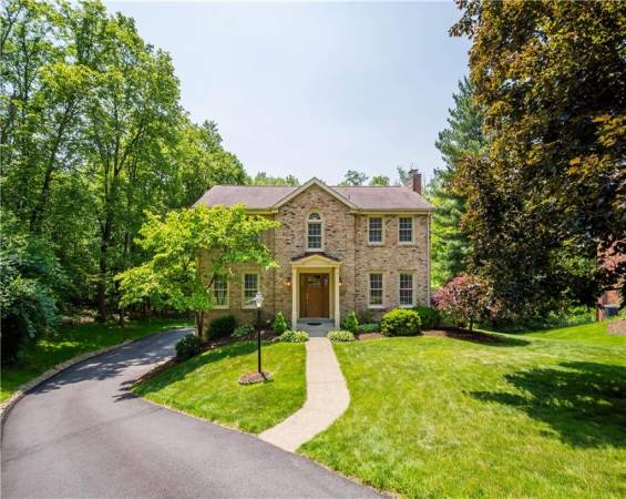 511 Clubview Dr, Canonsburg, PA 15317, 4 Bedrooms Bedrooms, 10 Rooms Rooms,2.2 BathroomsBathrooms,Residential,For Sale,Clubview Dr,1704294