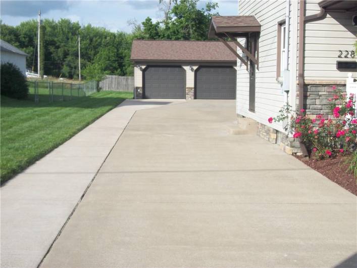 LOADS OF PARKING SPACE IN LONG CONCRETE DRIVEWAY