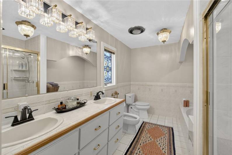 Master bath ( with bidet')