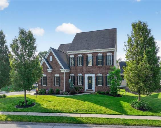 Welcome home to 622 Braeburn Drive in Summberboorke...