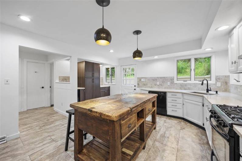 1251 Glencoe Ave, Pittsburgh, PA 15205, 3 Bedrooms Bedrooms, 10 Rooms Rooms,2.1 BathroomsBathrooms,Residential,For Sale,Glencoe Ave,0,1706538