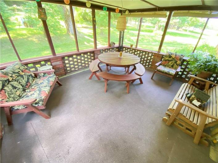 SCREENED REAR PATIO