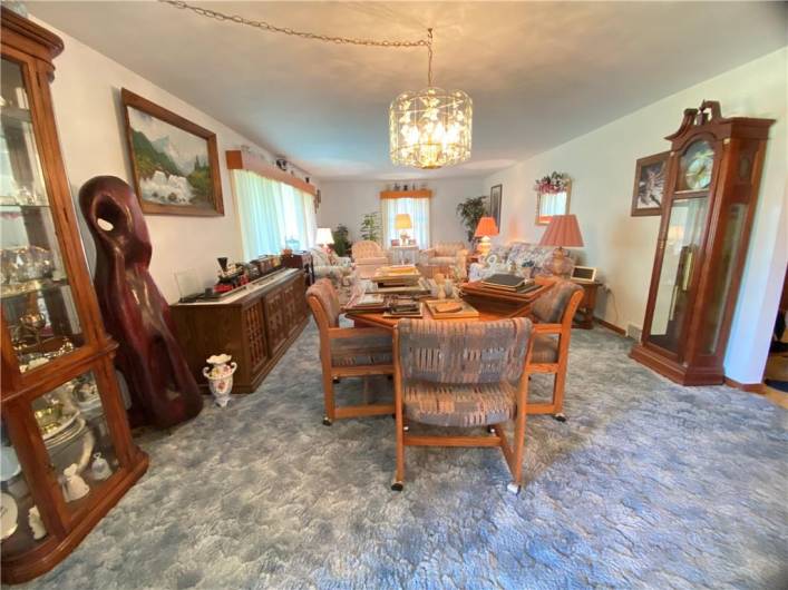LIVING ROOM/DINING ROOM