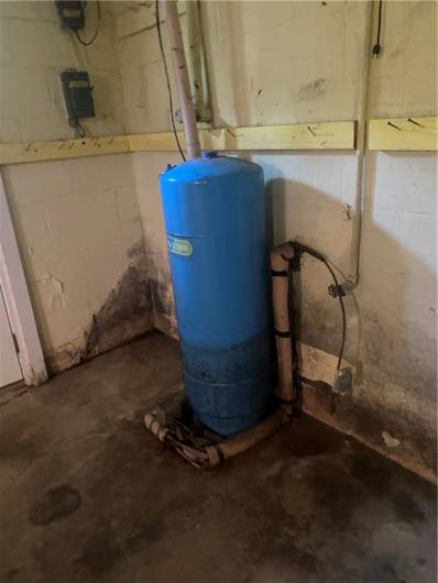 WELL HOLDING TANK