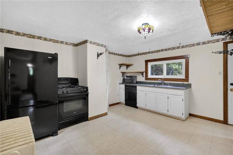 Have fun whipping up some great meals in this kitchen!  Mostly newer appliances!