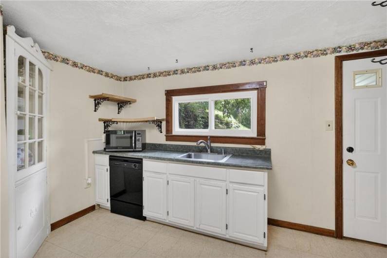 Have fun whipping up some great meals in this kitchen!  Mostly newer appliances!