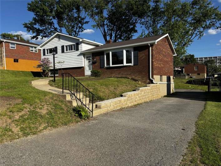 1123 Blue Jay Dr, Pittsburgh, PA 15243, 3 Bedrooms Bedrooms, 6 Rooms Rooms,2 BathroomsBathrooms,Residential,For Sale,Blue Jay Dr,0,1703493