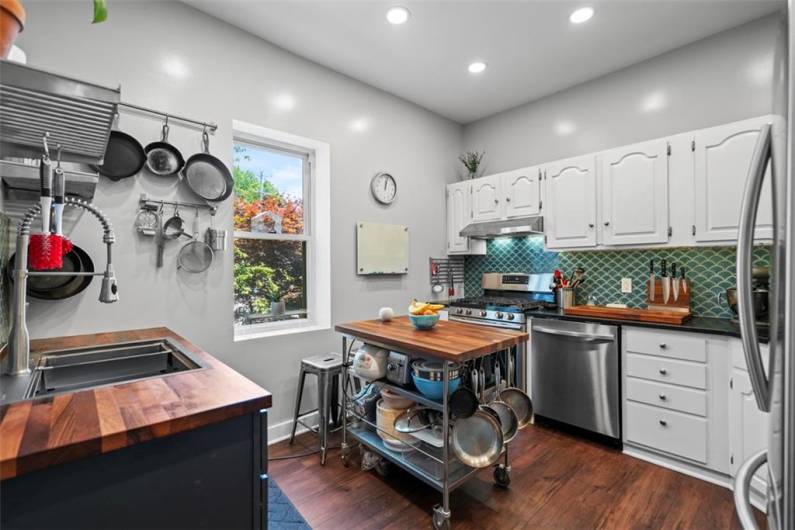 1037 Chislett Street, Pittsburgh, PA 15206, 6 Bedrooms Bedrooms, 11 Rooms Rooms,3 BathroomsBathrooms,Residential,For Sale,Chislett Street,0,1706306