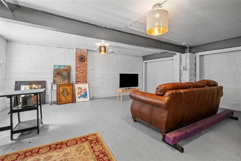 1037 Chislett Street, Pittsburgh, PA 15206, 6 Bedrooms Bedrooms, 11 Rooms Rooms,3 BathroomsBathrooms,Residential,For Sale,Chislett Street,0,1706306