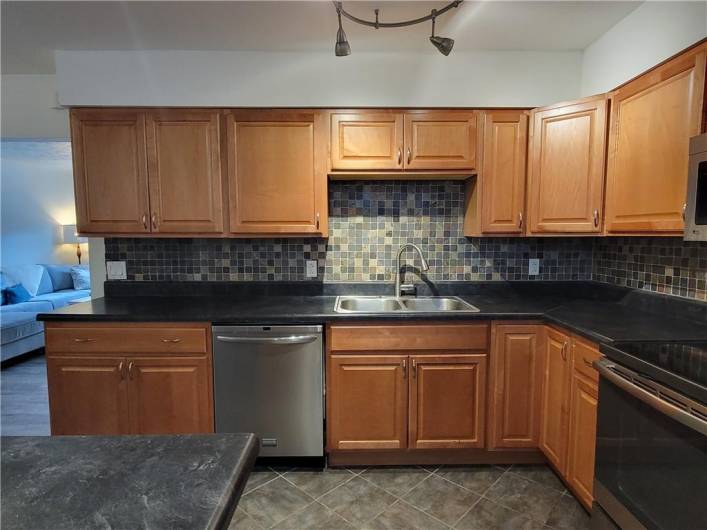611 Broadhead Ave, Pittsburgh, PA 15205, 3 Bedrooms Bedrooms, 7 Rooms Rooms,1.1 BathroomsBathrooms,Residential,For Sale,Broadhead Ave,1706326