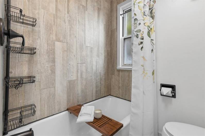 Lots of storage in the tub.