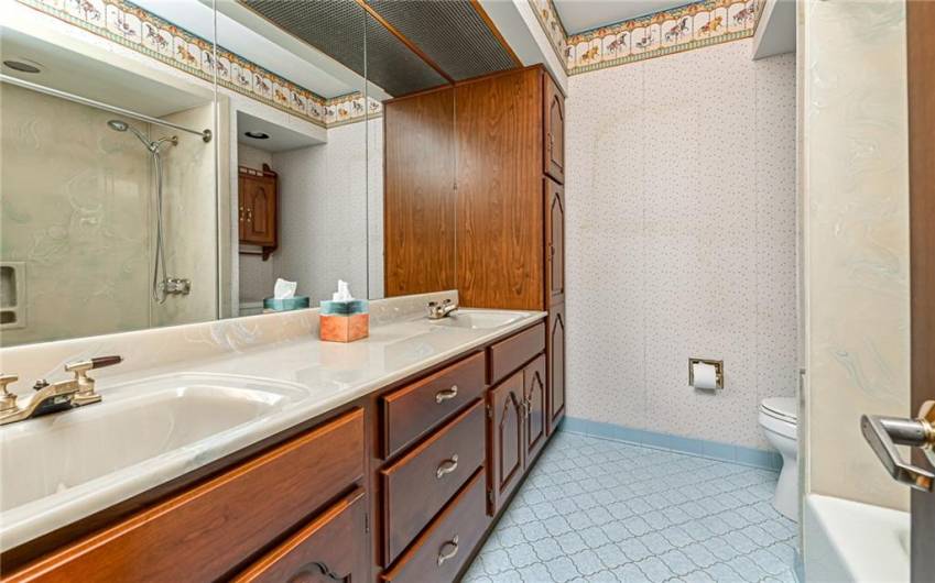 2525 Greensburg Pike, Pittsburgh, PA 15221, 3 Bedrooms Bedrooms, 7 Rooms Rooms,3.1 BathroomsBathrooms,Residential,For Sale,Greensburg Pike,0,1707048