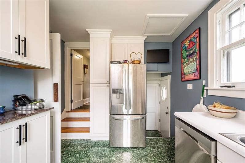 KITCHEN W/ THE 