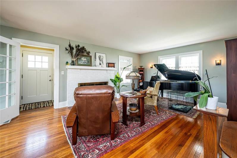 LIVING ROOM  - 19X15 W/GLEAMING HARDWOODS.  ENTRY WAY - 5X4.
