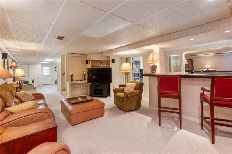 Wet bar w lighted bar display area