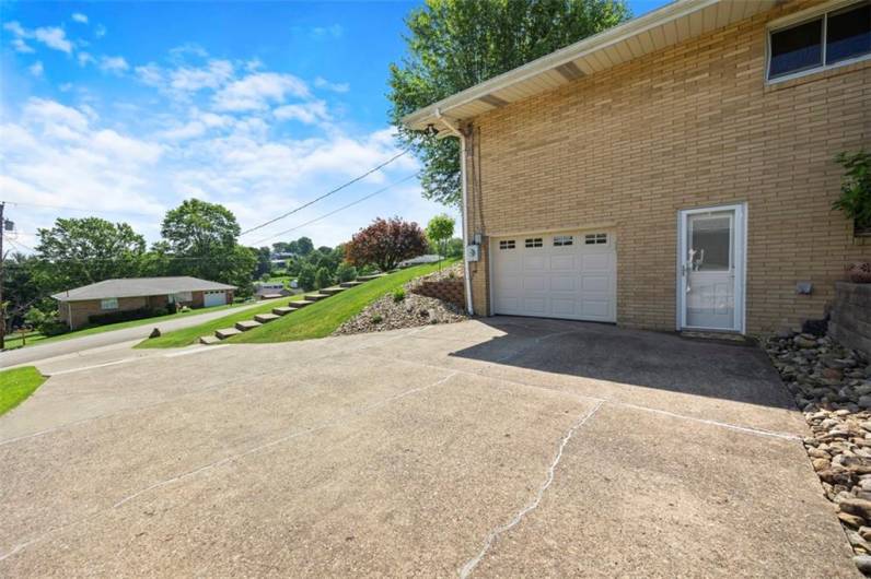 367 Crescent Drive, Washington, PA 15301, 4 Bedrooms Bedrooms, 11 Rooms Rooms,3 BathroomsBathrooms,Residential,For Sale,Crescent Drive,1707377
