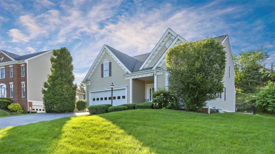 1025 Brookfield Dr, Bethel Park, PA 15102, 4 Bedrooms Bedrooms, 13 Rooms Rooms,3.2 BathroomsBathrooms,Residential,For Sale,Brookfield Dr,1707696