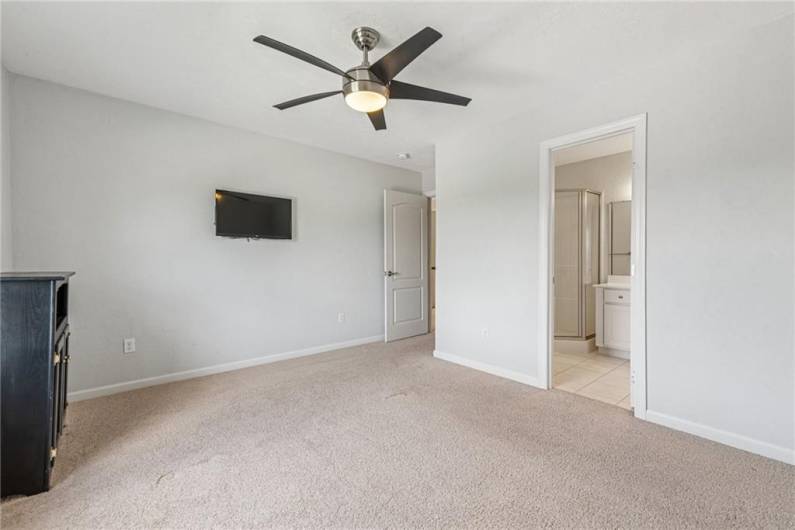A walk in close and ensuite bathroom.....