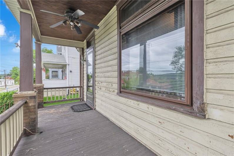 Spacious front porch, ready for relaxing!