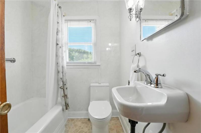 Main floor bath with shower/tub combination