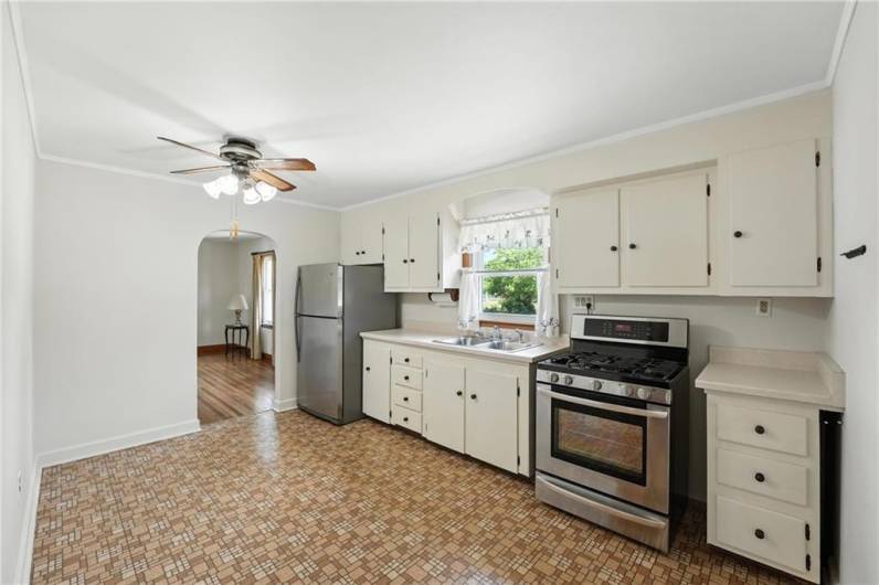 Eat in Kitchen with newer appliances that are included in the sale