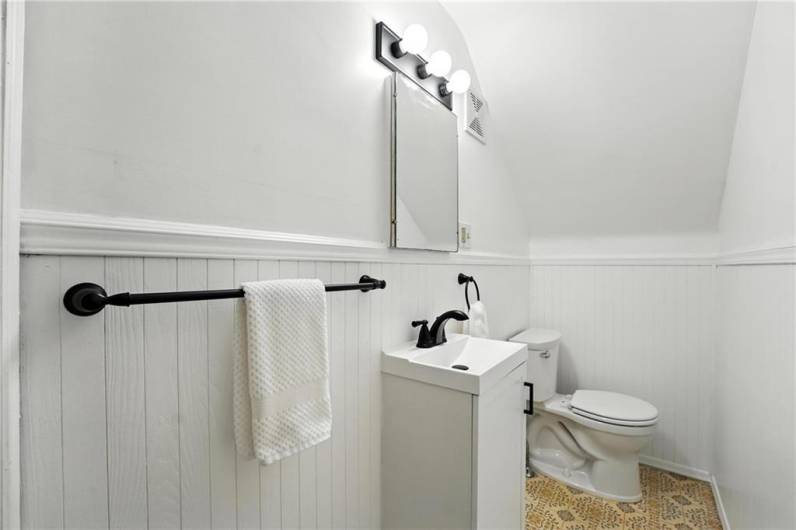 Upstairs 1/2 bath