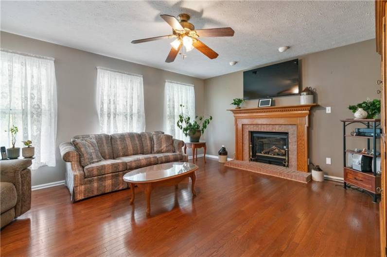 348 Treetop Dr, Canonsburg, PA 15317, 3 Bedrooms Bedrooms, 9 Rooms Rooms,2.1 BathroomsBathrooms,Residential,For Sale,Treetop Dr,0,1709747