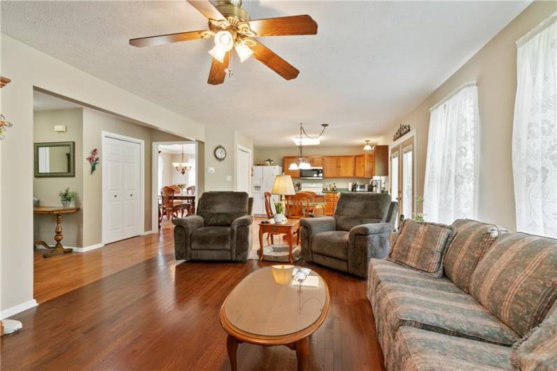 348 Treetop Dr, Canonsburg, PA 15317, 3 Bedrooms Bedrooms, 9 Rooms Rooms,2.1 BathroomsBathrooms,Residential,For Sale,Treetop Dr,0,1709747