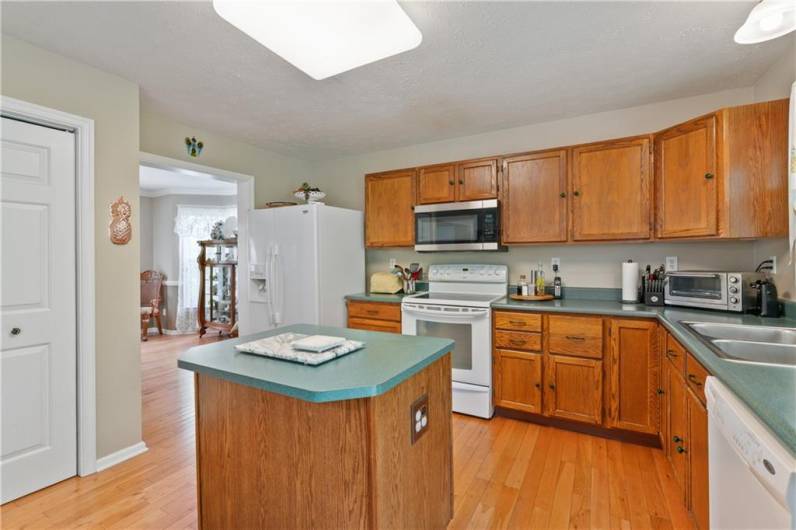 348 Treetop Dr, Canonsburg, PA 15317, 3 Bedrooms Bedrooms, 9 Rooms Rooms,2.1 BathroomsBathrooms,Residential,For Sale,Treetop Dr,0,1709747