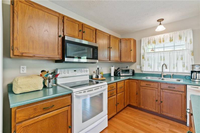348 Treetop Dr, Canonsburg, PA 15317, 3 Bedrooms Bedrooms, 9 Rooms Rooms,2.1 BathroomsBathrooms,Residential,For Sale,Treetop Dr,0,1709747