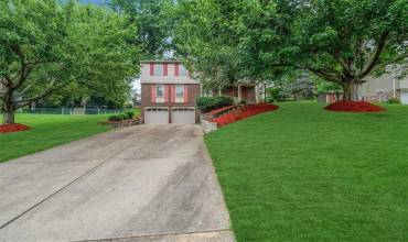 471 Diablo Drive, Pittsburgh, PA 15241, 4 Bedrooms Bedrooms, 10 Rooms Rooms,2.1 BathroomsBathrooms,Residential,For Sale,Diablo Drive,1710308