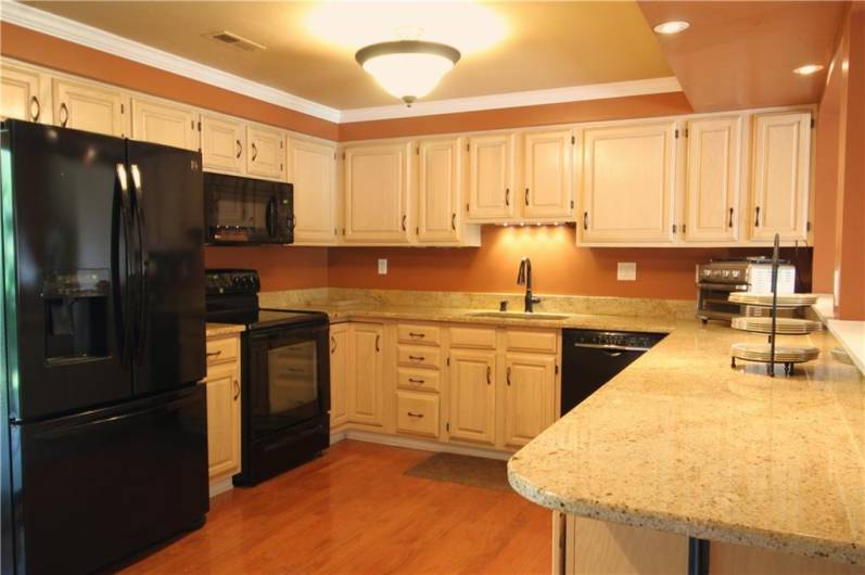 CHEF'S KITCHEN W/AMPLE CABINETRY & GRANITE COUNTERTOPS