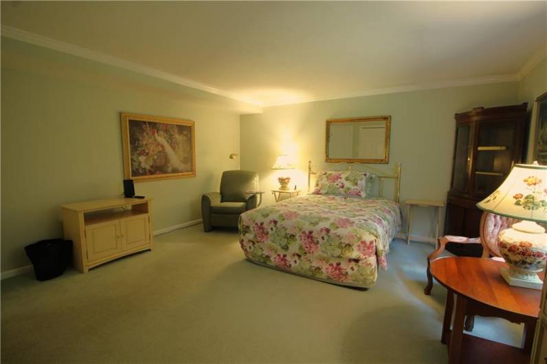 1ST FLOOR SOUGHT AFTER MASTER BEDROOM