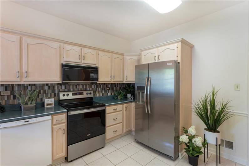 The eat-in kitchen is fully equipped with all appliances!