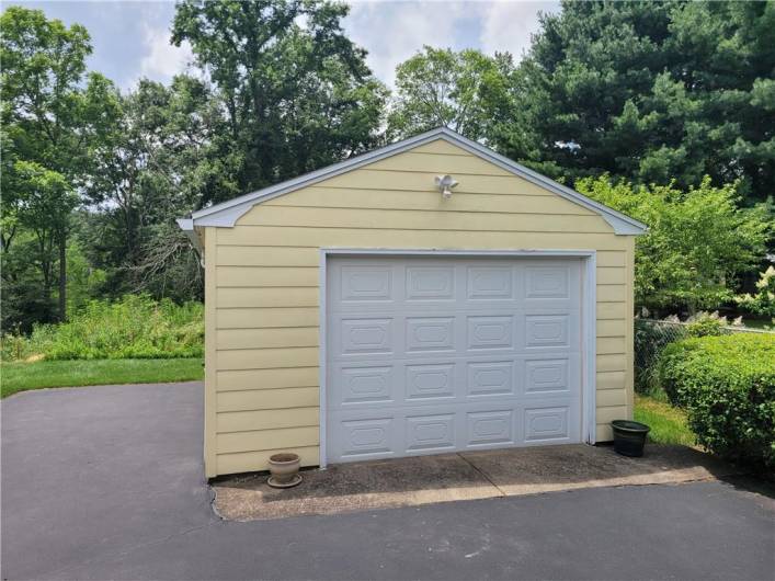612 Elmwood Ave, Grove City, PA 16127, 3 Bedrooms Bedrooms, 8 Rooms Rooms,2 BathroomsBathrooms,Residential,For Sale,Elmwood Ave,0,1711515