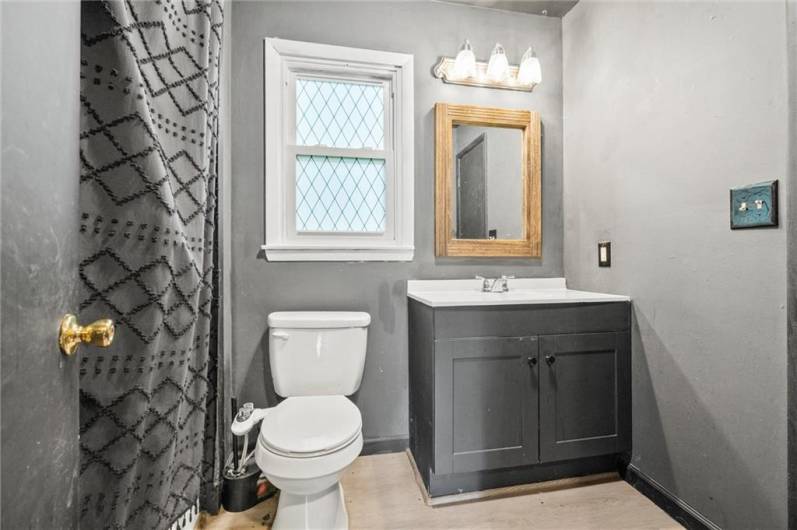 32 Spring Hill Ln, New Castle, PA 16101, 3 Bedrooms Bedrooms, 8 Rooms Rooms,2 BathroomsBathrooms,Residential,For Sale,Spring Hill Ln,1711521
