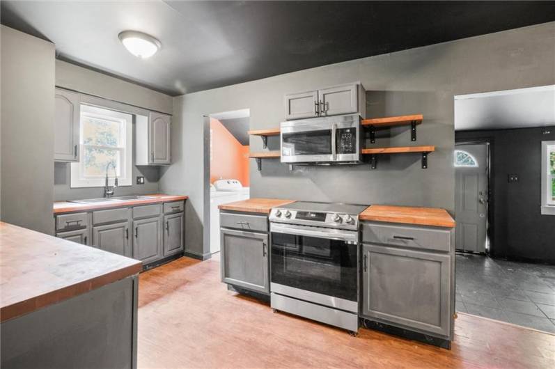 32 Spring Hill Ln, New Castle, PA 16101, 3 Bedrooms Bedrooms, 8 Rooms Rooms,2 BathroomsBathrooms,Residential,For Sale,Spring Hill Ln,1711521