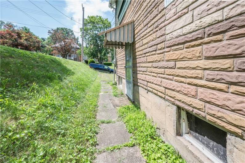 449 Carnegie Ave, Clairton, PA 15025, 3 Bedrooms Bedrooms, 6 Rooms Rooms,1.1 BathroomsBathrooms,Residential,For Sale,Carnegie Ave,0,1711526