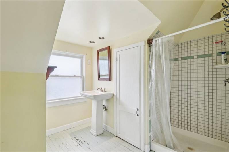 1052 Welfer St, Pittsburgh, PA 15217, 4 Bedrooms Bedrooms, ,2 BathroomsBathrooms,Residential,For Sale,Welfer St,1711563