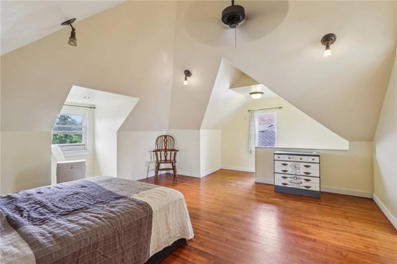 1052 Welfer St, Pittsburgh, PA 15217, 4 Bedrooms Bedrooms, ,2 BathroomsBathrooms,Residential,For Sale,Welfer St,1711563