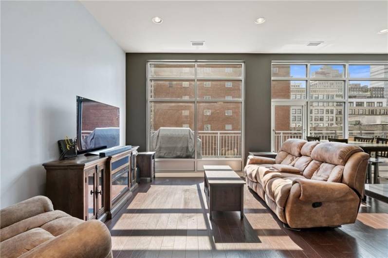 301 5th Ave, Pittsburgh, PA 15222, 2 Bedrooms Bedrooms, 7 Rooms Rooms,2 BathroomsBathrooms,Residential,For Sale,5th Ave,1711576