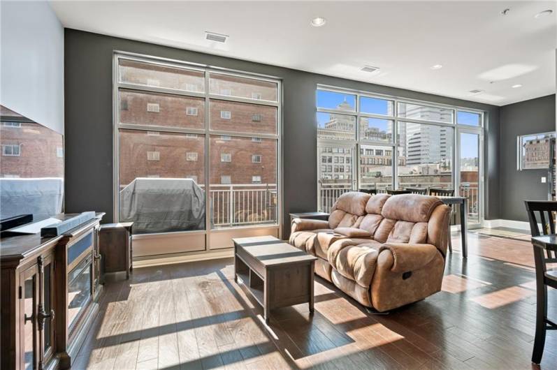 301 5th Ave, Pittsburgh, PA 15222, 2 Bedrooms Bedrooms, 7 Rooms Rooms,2 BathroomsBathrooms,Residential,For Sale,5th Ave,1711576