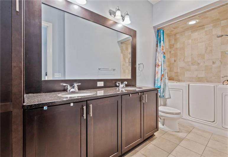 301 5th Ave, Pittsburgh, PA 15222, 2 Bedrooms Bedrooms, 7 Rooms Rooms,2 BathroomsBathrooms,Residential,For Sale,5th Ave,1711576
