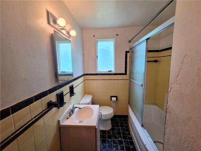 412 Viola Ave, Duquesne, PA 15110, 2 Bedrooms Bedrooms, 4 Rooms Rooms,1 BathroomBathrooms,Residential,For Sale,Viola Ave,0,1711633
