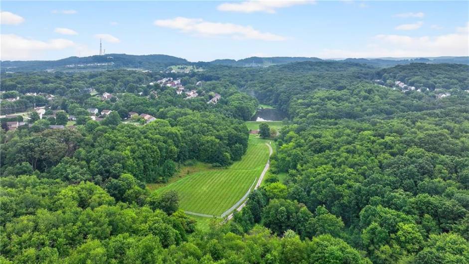 Here's a view of Glen Eden Community Park....a private park for residents only with hiking trails, basketball court, picnic pavilion and a lake for fishing!