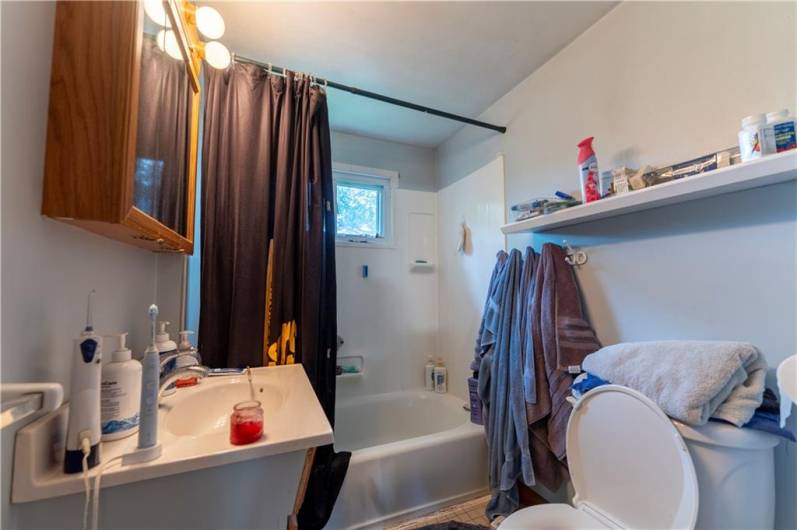 427 Reamer Ave, Carnegie, PA 15106, 2 Bedrooms Bedrooms, 9 Rooms Rooms,2 BathroomsBathrooms,Residential,For Sale,Reamer Ave,1711600