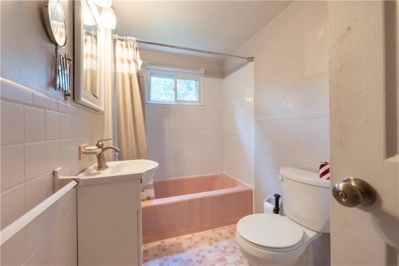 427 Reamer Ave, Carnegie, PA 15106, 2 Bedrooms Bedrooms, 9 Rooms Rooms,2 BathroomsBathrooms,Residential,For Sale,Reamer Ave,1711600