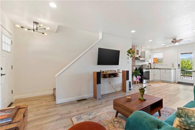 2212 Freeport Road, Pittsburgh, PA 15238, 2 Bedrooms Bedrooms, 7 Rooms Rooms,1 BathroomBathrooms,Residential,For Sale,Freeport Road,1711610
