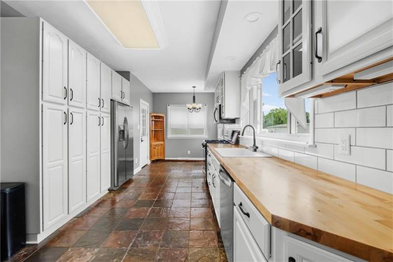 Look at all of those cabinets!!!!!!!!!!