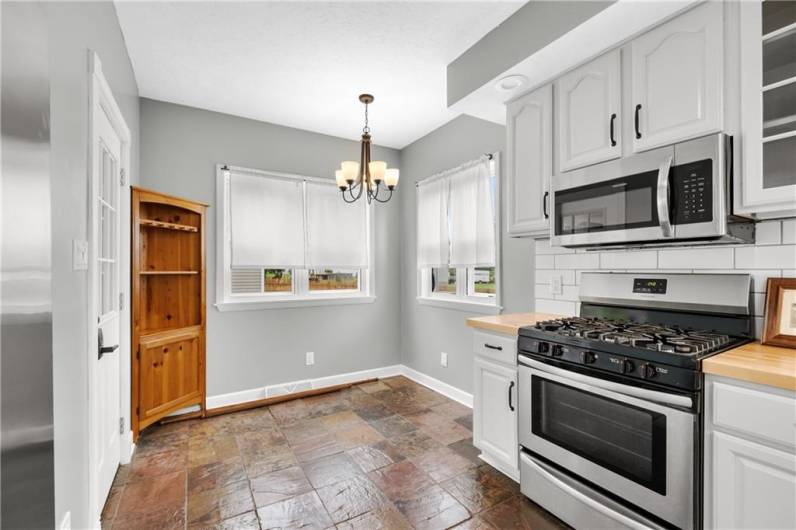 Light and Bright EAT in Area w/ door to deck/porch